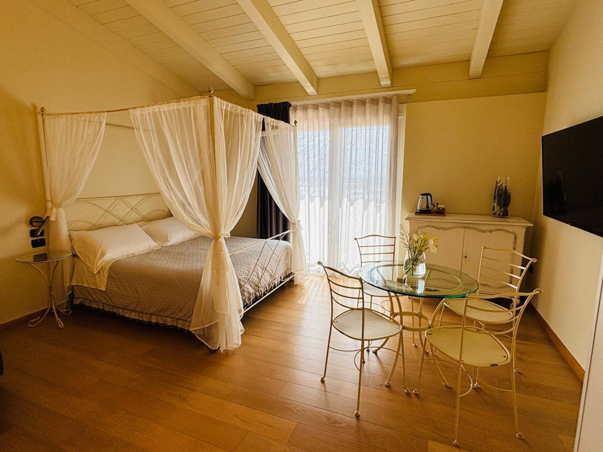 Terra Di Vento Bed & Breakfast Montecorvino Pugliano Bagian luar foto